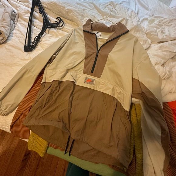 Nike Cream and Brown Jacket - Picture 4 of 5
